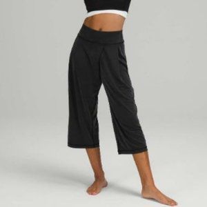 Lululemon Wide-Leg High Rise Crop 19"